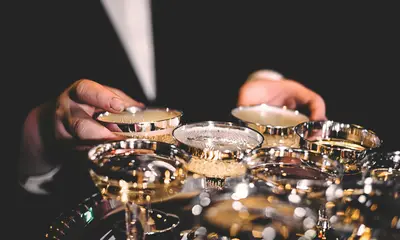 Events im SalzburgerLand Kellner hält Tablett mit mehreren gefüllten Champagnergläsern