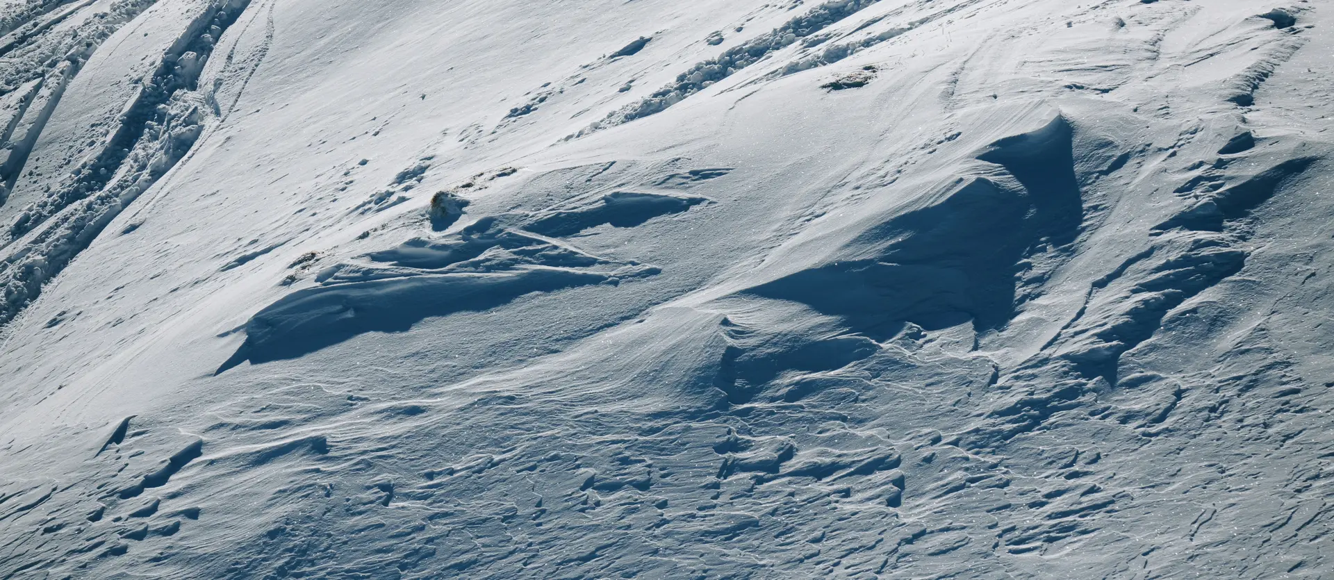 Skiurlaub in Fusch mit Blick auf den Großglockner Schneebedeckte Hänge mit Spuren von Skifahrern und Wanderern