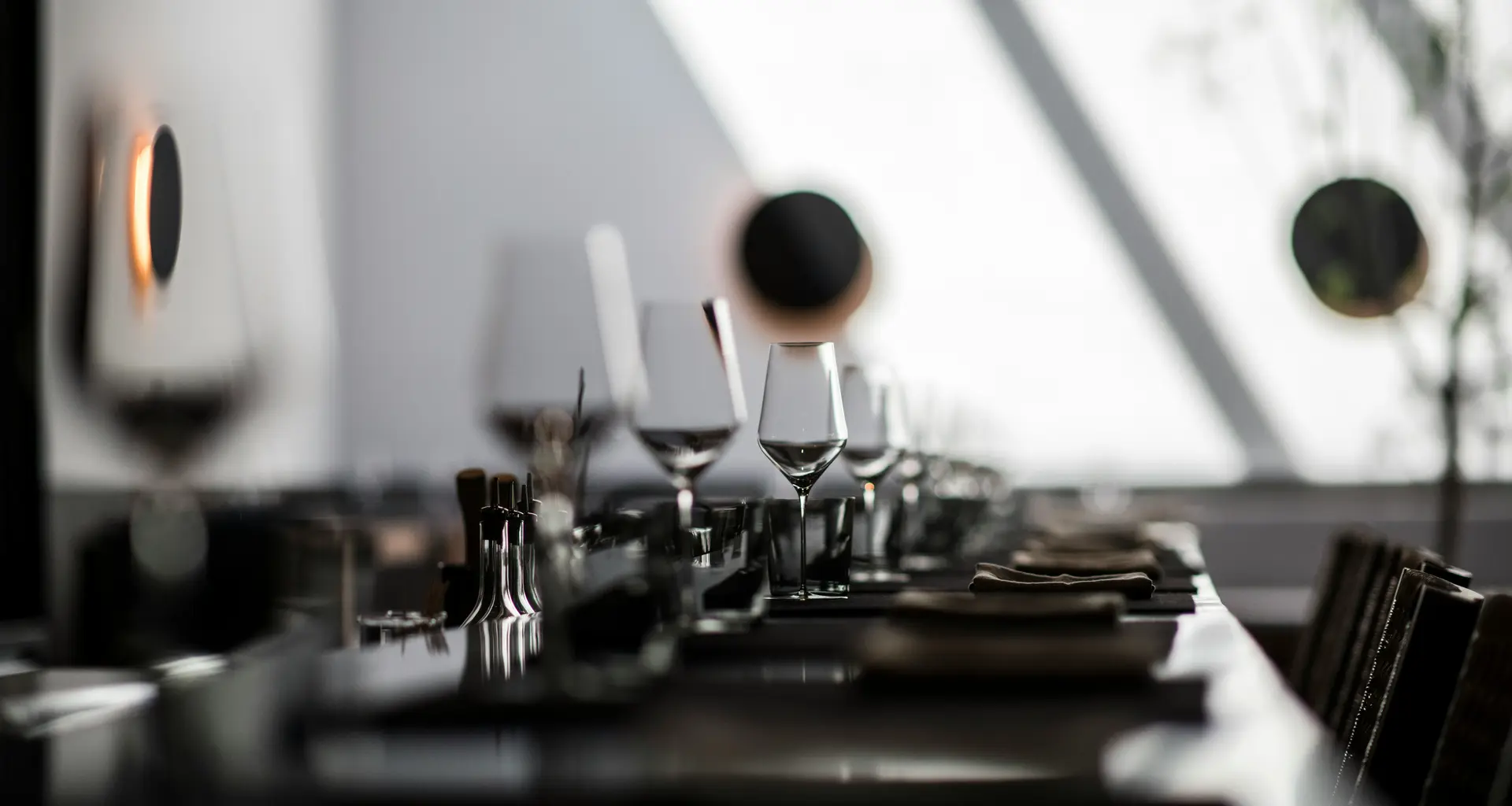 Eleganter gedeckter Tisch mit Weingläsern in modernem Restaurant