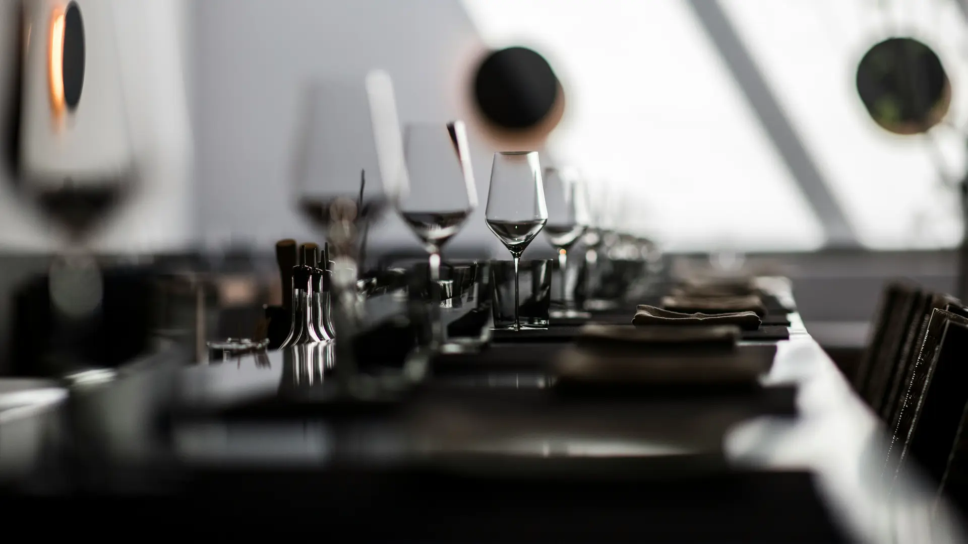Eleganter gedeckter Tisch mit Weingläsern in modernem Restaurant