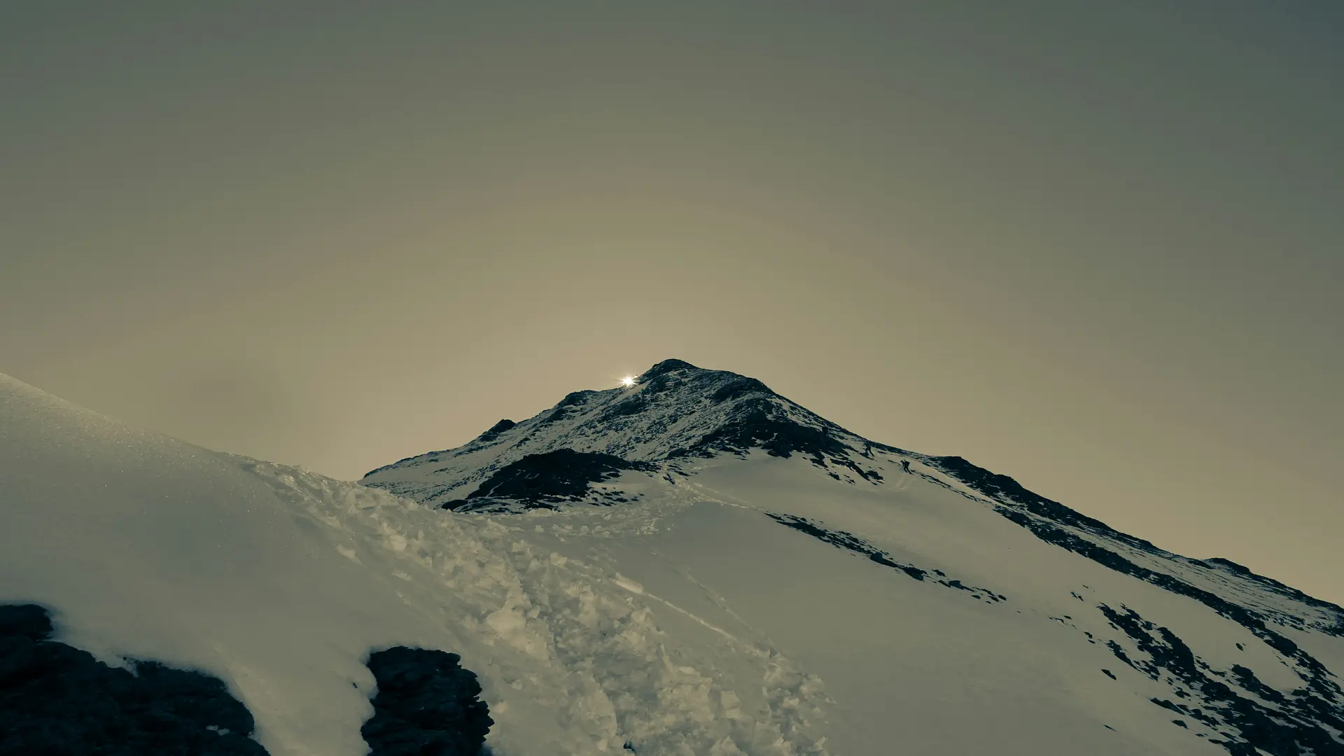 Sehenswürdigkeiten in Fusch und Umgebung Schneebedeckter Berggipfel bei Sonnenaufgang mit klarer Himmel