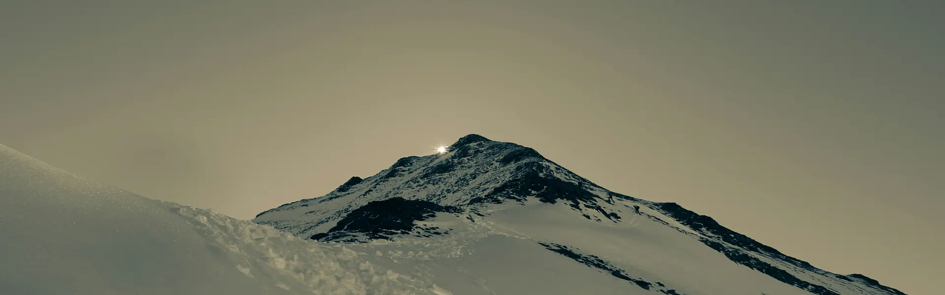 Der Aktivurlaub im SalzburgerLand mit Beschleuniger Schneebedeckter Berggipfel bei Sonnenaufgang mit klarer Himmel