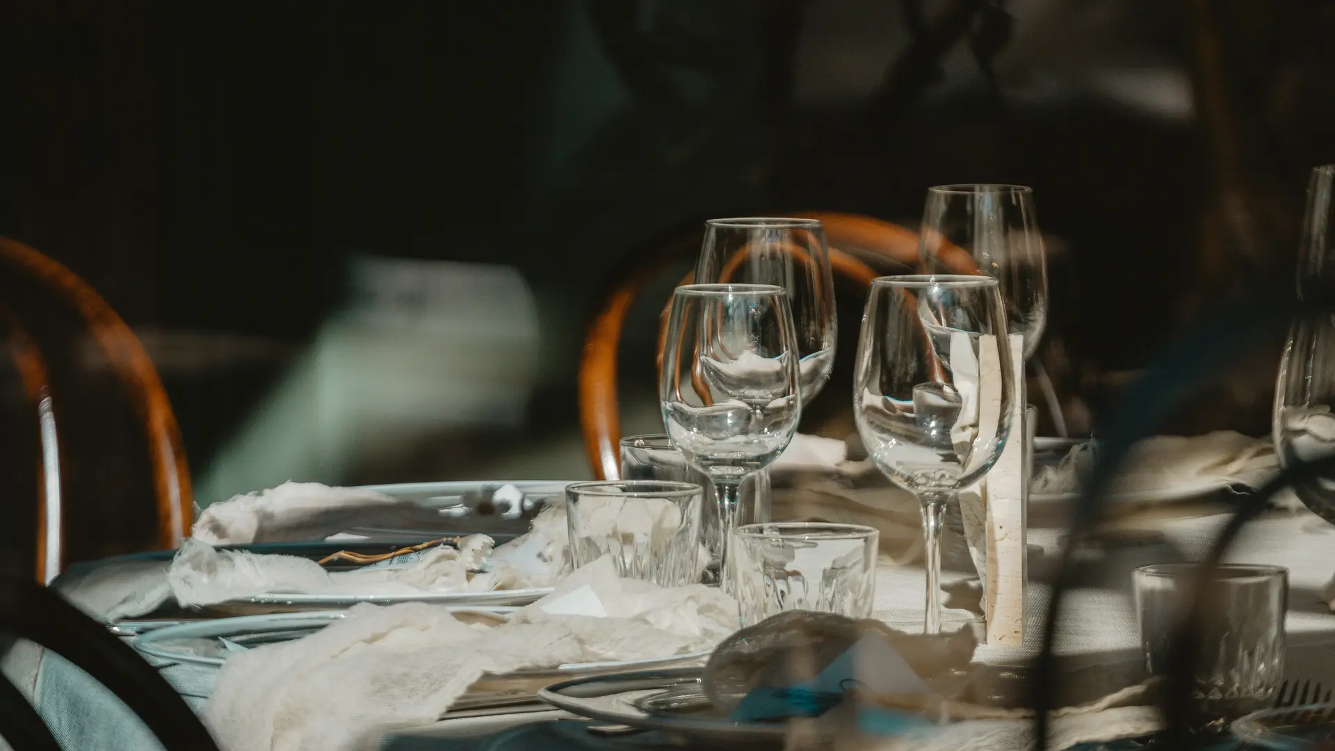 Restaurant in Fusch an der Großglocknerstraße gesucht? gedeckter Tisch mit Weingläsern und Servietten in einem Restaurant