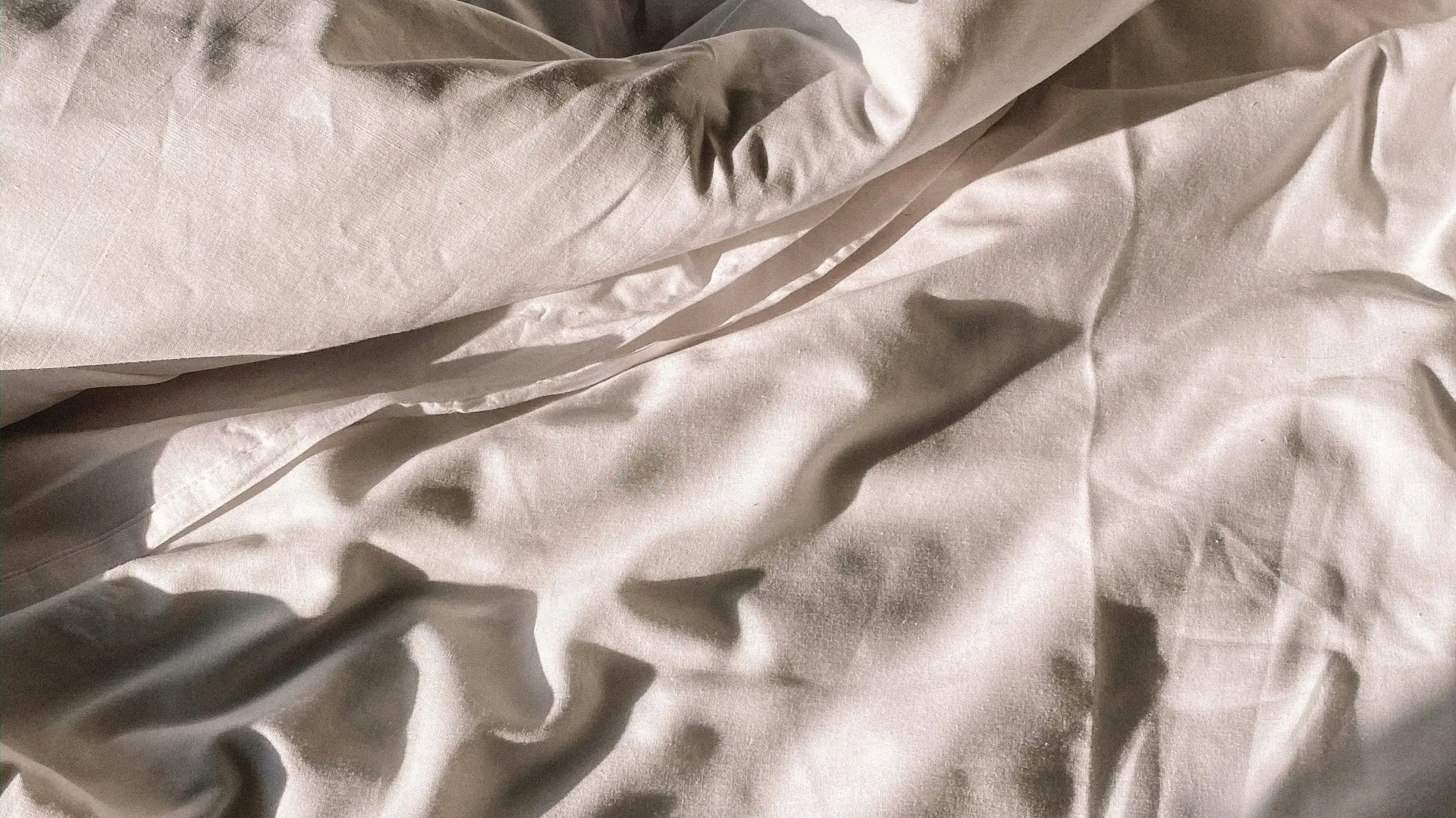 Book last minute: the Salzburg region awaits Crumpled white bed sheet with sunlight and shadows