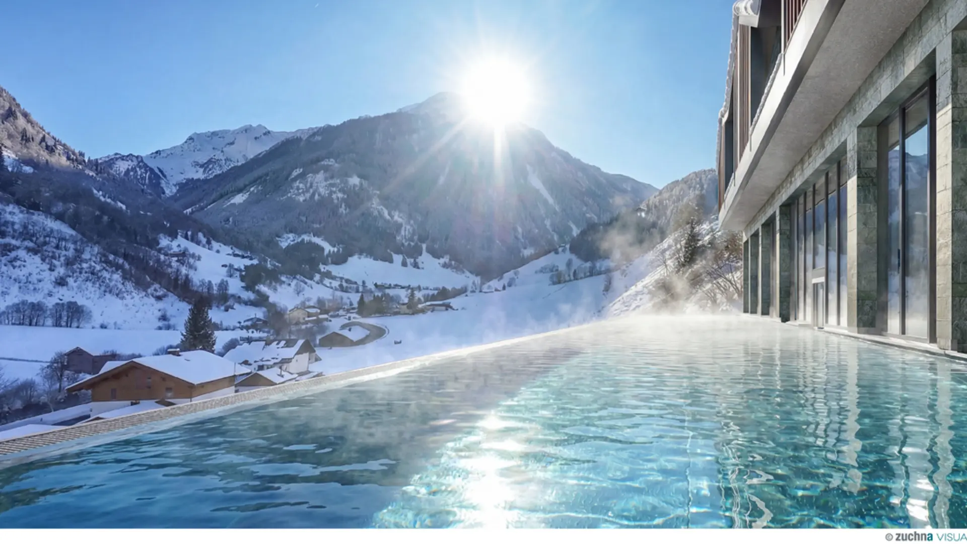 Infinity-Pool mit Bergblick und Sonnenschein in verschneiter Winterlandschaft