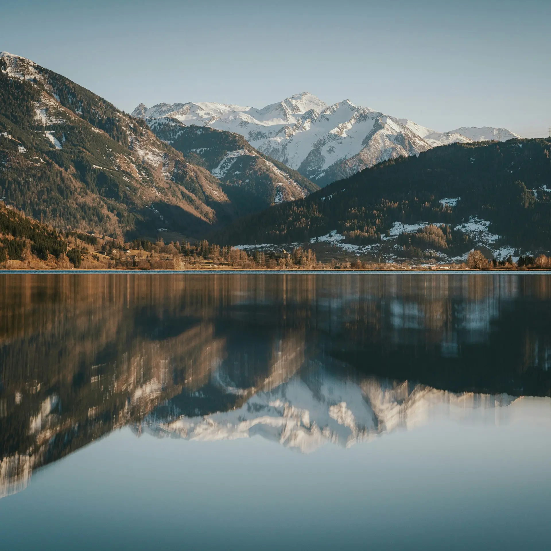 Berglandschaft mit schneebedeckten Gipfeln und Spiegelung im ruhigen See
