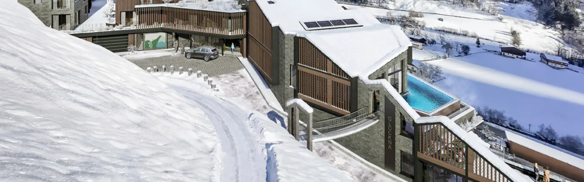 Moderne Berghotelanlage mit Schnee, Pool und Bergen im Winter