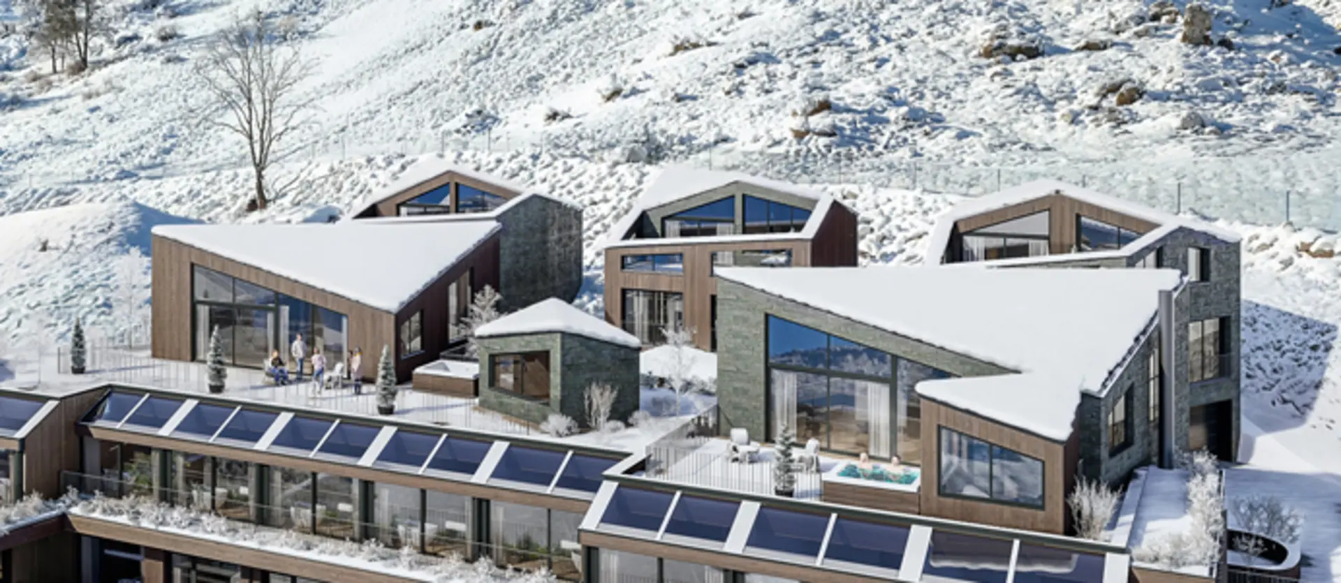 Modernes Hotel mit Außenpool in verschneiter Berglandschaft