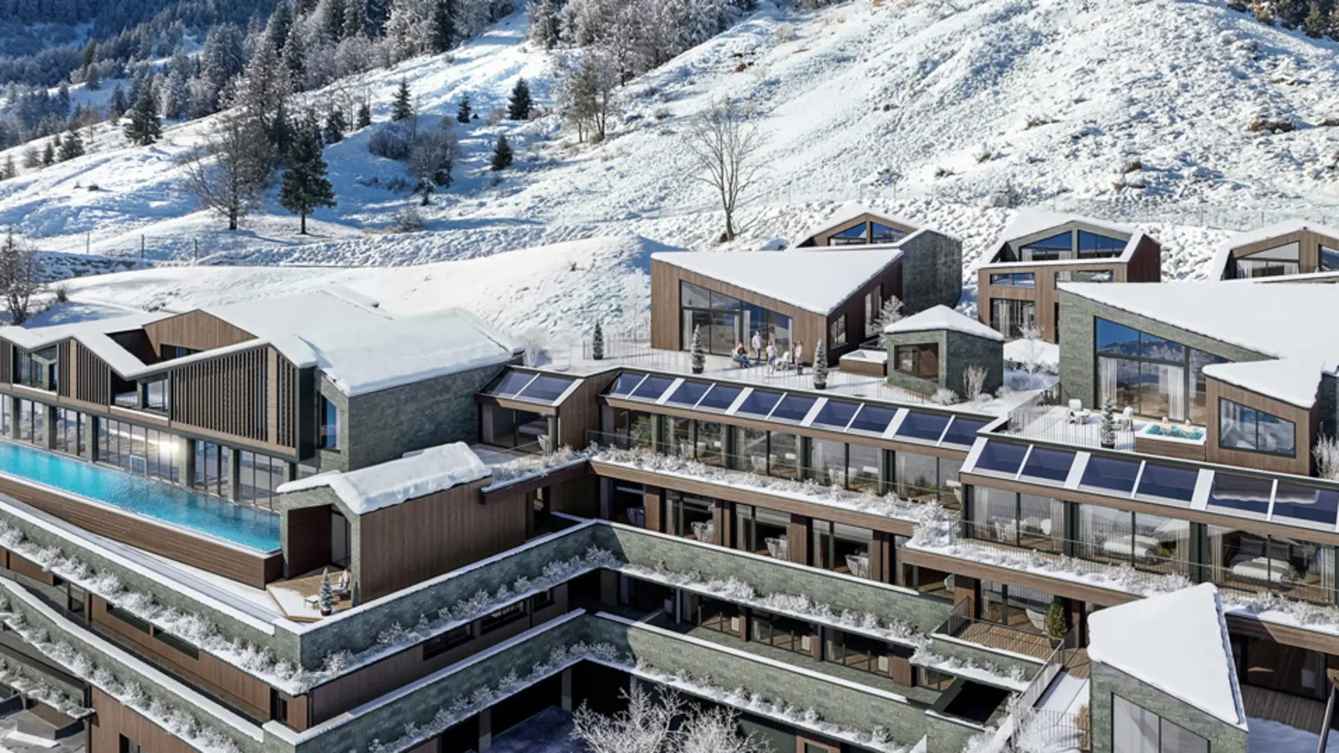 Modernes Hotel mit Außenpool in verschneiter Berglandschaft