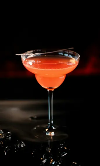Beste Kulinarik im Hotel in Österreich: direkt in Fusch Oranger Cocktail in einem Coupé-Glas mit Garnitur oben