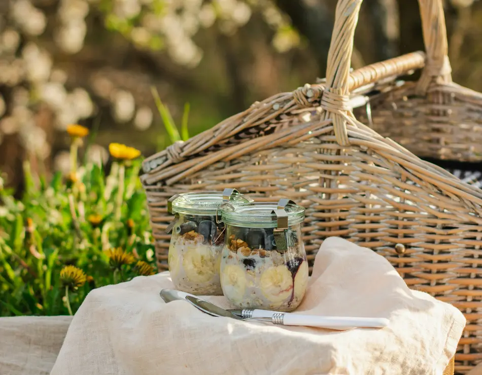 Urlaub an der Großglockner Hochalpenstraße mit Frühstück im glockna Picknickkorb mit zwei Gläsern Joghurt und Blaubeeren im Garten